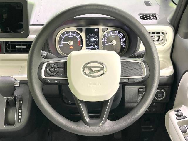 【ステアリングスイッチ】運転中、前方から目線をそらすことなく、オーディオ等の操作が可能な便利機能！安心＆快適なドライブを演出してくれます♪