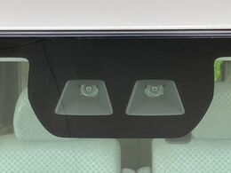 【スマートアシスト】走行中に前方の車両等を認識し、衝突しそうな時は警報とブレーキで衝突回避と被害軽減をアシスト。より安全にドライブをお楽しみいただけます。