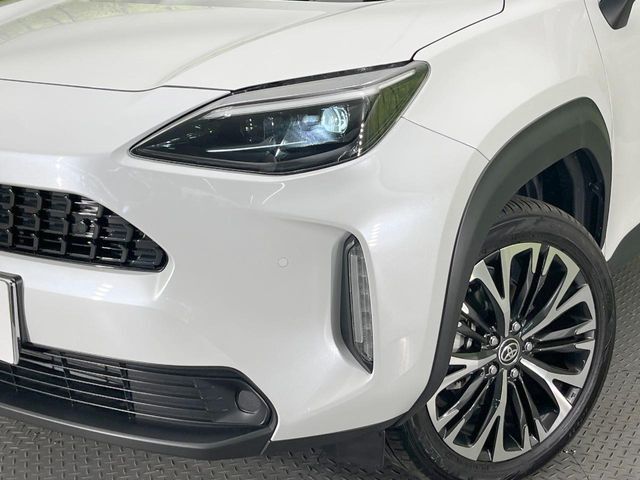 【LEDヘッドライト】悪天候や夜間走行時も良好な視界を確保し安心して運転できる高輝度LEDヘッドライトを装備！点灯速度が早く、消費電力も抑えられています。