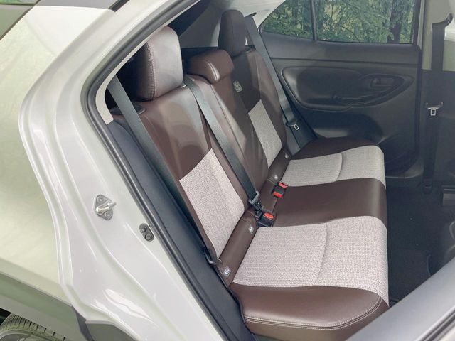 後部座席も気になるようなキズ・汚れやへたり等、大きなダメージはなく、良好な状態です。