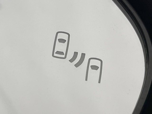 【ブラインドスポットモニター】走行中、ドアミラーの死角になりやすい箇所に後続車が接近するとサイドミラーのレンズに警告を表示！ドライバーに注意喚起をしてくれます。