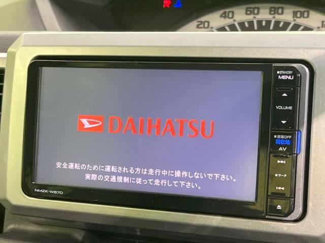 【純正ナビ】人気の純正ナビを装備しております。ナビの使いやすさはもちろん、オーディオ機能も充実！キャンプや旅行はもちろん、通勤や買い物など普段のドライブも楽しくなるはず♪