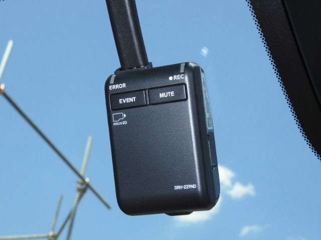 ◆ドライブレコーダー◆映像・音声などを記録する自動車用の装置です。　もしもの事故の際の記録はもちろん、旅行の際の思い出としてドライブの映像を楽しむことができます。