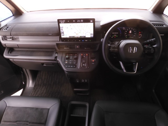 視界広々で非常に運転しやすくロングドライブでも疲れを感じさせないすっきりとまとまったインパネ周りです。