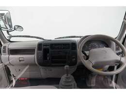 すっきりまとめられた視認性の良いインパネ周り。操作スイッチも使用しやすい位置に配置されています。