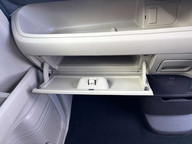 小物入れ等の収納が多いです★嬉しい装備ですよね♪