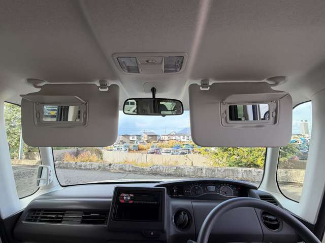 小さい鏡もついていますので、ちょっとしたお化粧直しにも★