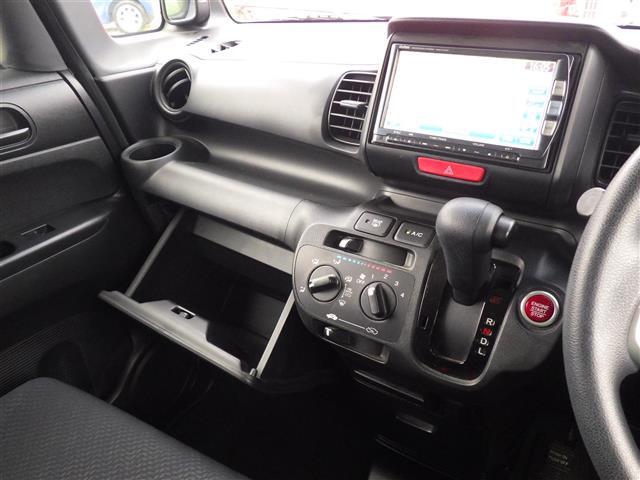 【グローブボックス】車検証ケースや、日頃使う小物類の収納に便利ですね！