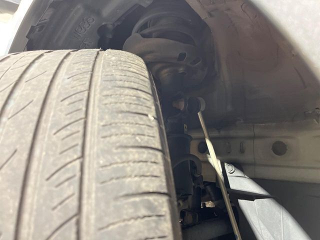 お車を安心してお乗りいただく為には、足回りの定期点検が欠かせません。サービスサポート（有償保証）では無料点検もご提供しており、安心のカーライフをお過ごしいただけるサポート体制が整っています。