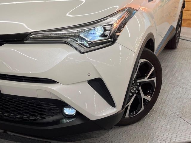 【LEDヘッドライト】悪天候や夜間走行時も良好な視界を確保し安心して運転できる高輝度LEDヘッドライトを装備！点灯速度が早く、消費電力も抑えられています。