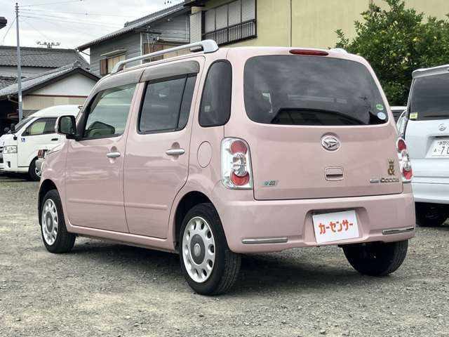 当社のこだわりとして、展示前にはシートやフロアマットまではずして、洗浄、除菌を行います！手間がかかりますが、車内の臭い、汚れもとれますので、気持ちよくお乗りいただけます！