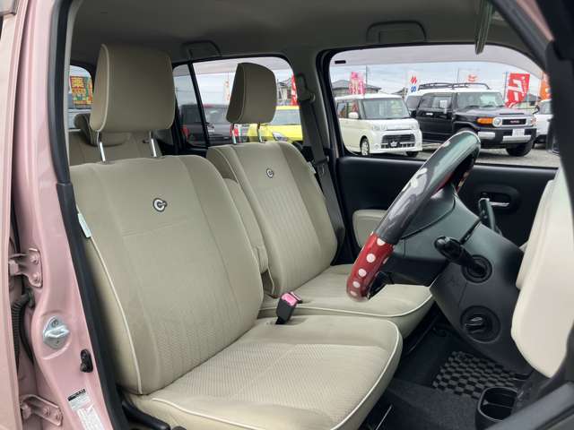 当社のこだわりとして、展示前にはシートやフロアマットまではずして、洗浄、除菌を行います！手間がかかりますが、車内の臭い、汚れもとれますので、気持ちよくお乗りいただけます！