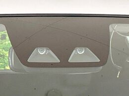 【スマートアシスト】走行中に前方の車両等を認識し、衝突しそうな時は警報とブレーキで衝突回避と被害軽減をアシスト。より安全にドライブをお楽しみいただけます。