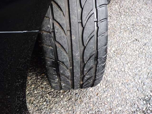 タイヤ溝も心配なし　換えたばかりの9分山程あります　左フロントタイヤ