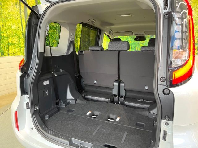 普段のお買い物や通勤、送迎等に十分な荷室スペースを確保しております。セカンドシートを倒すと、大きな荷物の積載も可能です♪