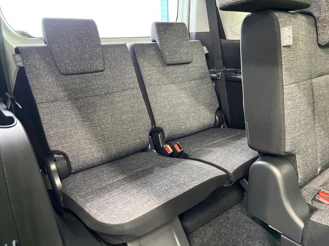 床下収納式のサードシートです。座席部分をコンパクトに収納でき、広大な荷室スペースとしてお使いいただけます！乗車人数や荷物の量など利用シーンに合わせて3列目を有効活用でき、とっても便利♪