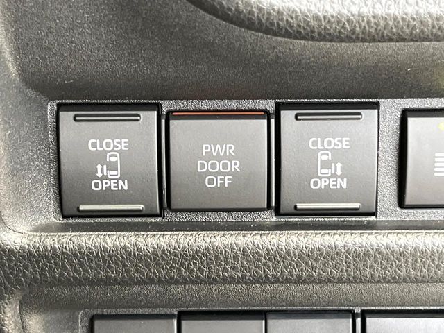 【両側パワースライドドア】スマートキーや運転席のスイッチで後席両側スライドドアの開閉が可能♪電動だから力を入れてドアを開ける必要が無く、小さなお子様でも簡単に開け閉めでき快適です♪