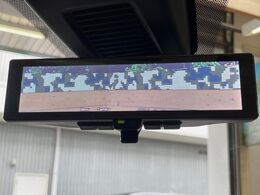 【インテリジェントルームミラー】後席の大きな荷物や同乗者で後方が確認しづらい時でも安心！カメラが撮影した車両後方の映像をルームミラー内に表示。クリアな視界で状況の確認が可能です！