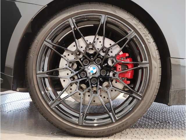 【BMWアロイホイル】軽量かつ強度に拘ったアロイホイル。走行性能ポテンシャルを引き出す設計。車の足元を引き締めてくれる大きなポイントはアロイホイルです。