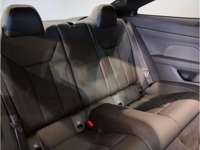【エアバック】BMWのエアバックやその他の安全装備は、互いに補完しあう事で徹底した安全性を貫きます。万一の事故の際にそれぞれ最適な保護を提供してくれます！