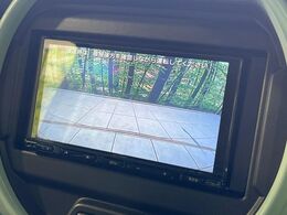 【バックカメラ】駐車時に後方がリアルタイム映像で確認できます。大型商業施設や立体駐車場での駐車時や、夜間のバック時に大活躍！運転スキルに関わらず、今や必須となった装備のひとつです！