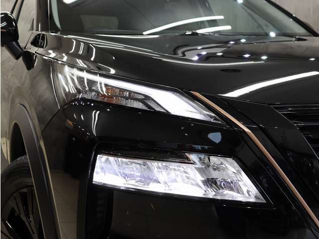 アダプティブLEDヘッドライトシステムは対向車や先行車が眩しくないように照射位置をコントロールしながらハイビームをキープ。これにより路肩を歩いている人や自転車が認識しやすくなります。