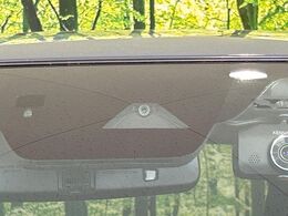 【スマートシティブレーキサポート】低速走行中に前方の車両等を認識し、衝突しそうな時は警報とブレーキで衝突回避と被害軽減をアシスト。より安全にドライブをお楽しみいただけます。