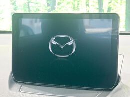 【8型マツダコネクトナビ】車内の雰囲気にマッチした一体型タイプのナビ。各種車輌設定やBluetooth再生等、様々な機能が楽しめます。直感的なダイヤル操作が可能で、使い勝手も良好です。