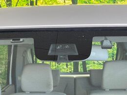 【スズキ　セーフティサポート】走行中に前方の車両等を認識し、衝突しそうな時は警報とブレーキで衝突回避と被害軽減をアシスト。より安全にドライブをお楽しみいただけます。