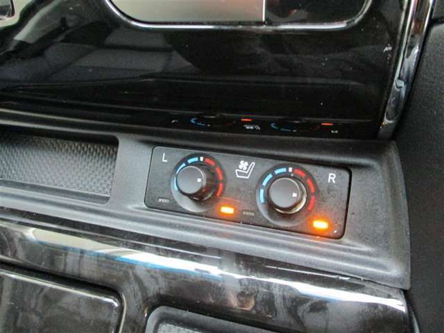 運転席、助手席ともシートヒーターつきです。