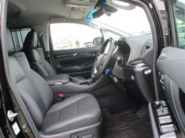 引き締まった印象の黒内装です。