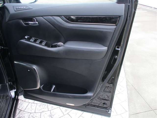 ドアの内張もキレイです。