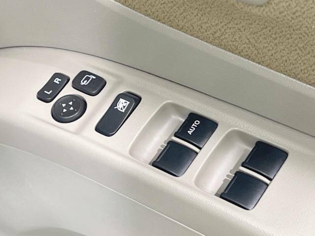 【電動格納ミラー】サイドミラーは電動格納式となっており、狭い駐車場でもキズがつくリスクを抑えられます。