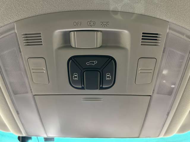 両側電動スライドドア装備車です。パワーリアゲート装備車です。