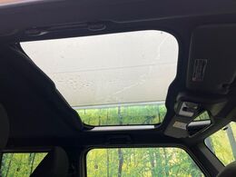 【ガラスルーフ】ガラスルーフ搭載で車内の解放感が一気にアップ！開放的なドライブをお楽しみいただけます。