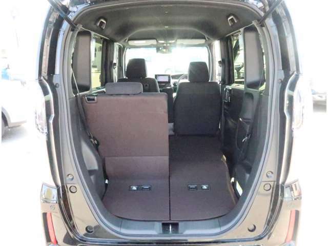 後席シートは5：5に分割で折り畳みができます。乗車スペースを確保しながら長い荷物も積み込みができます。