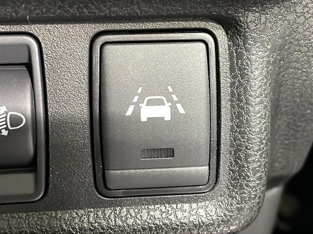 【車線逸脱防止支援システム（インテリジェントLI/LDP）】車線からはみ出しそうになると、車線内を走行するようにステアリング操作をサポートします！機能には限界があるためご注意ください。