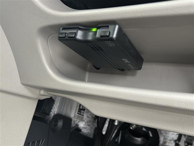 【ETC】有料道路を利用する際に料金所で停止することなく通過できる、ETC車載器（ノンストップ自動料金収受システム機器）が装備されています。セットアップを行うことで利用可能になります。