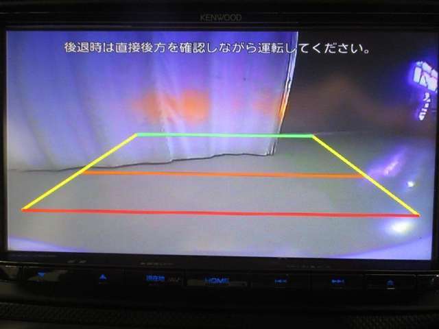 バックに入れると車両後方の様子をナビ画面に表示！死角が多いバックの車庫入れもこれで安心！