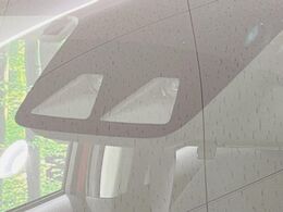 【スマートアシスト】走行中に前方の車両等を認識し、衝突しそうな時は警報とブレーキで衝突回避と被害軽減をアシスト。より安全にドライブをお楽しみいただけます。