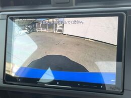 【バックカメラ】駐車時に後方がリアルタイム映像で確認できます。大型商業施設や立体駐車場での駐車時や、夜間のバック時に大活躍！運転スキルに関わらず、今や必須となった装備のひとつです！