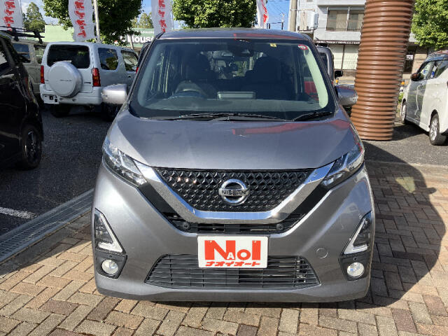【当店のこだわり】入庫後のお車は選任スタッフによる細部清掃を実施しております。足回り、エンジンルーム、室内、室外を隅々まで綺麗にしております。展示車はピカピカです。全国配送も可能ですのでご相談下さい！