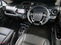 10系トヨタのアクア後期モデルが入荷しました。レギュラー走行のハイブリッド車です。車両重量1090kg・JC08モード燃費は34.4km/L・直列4気筒エンジン・74馬力のお車です（※カタログ参照）。