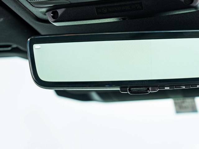 クリアサイトインテリアリアビューミラーは車体に装備したカメラによって、後方の映像がミラーに映し出されます。ミラーユニット下部のスイッチで簡単にモード切替も可能です。