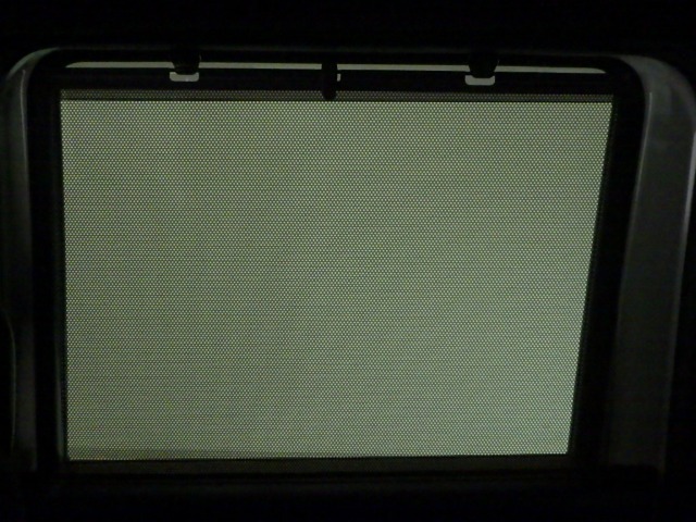 スライドドア部にはロールサンシェードが装備されております。日差しを和らげるだけでなくプライバシー保護にも役立ちます。