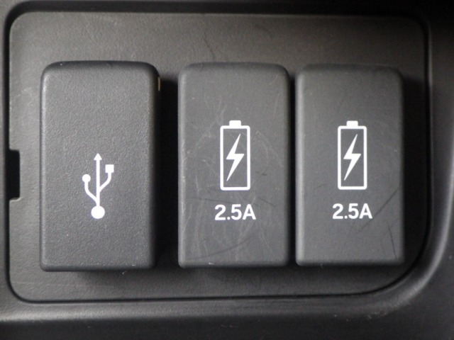 通常のUSB入力端子の他にスマホ充電に対応した2.5AのUSB端子を2箇所装備☆仲良く充電できちゃいますね☆