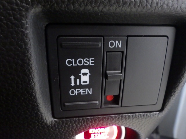 片側電動スライドドア！！荷物で手が塞がる時など簡単にドアの開閉が出来ます！何より力いらずで開閉OK！女性やお年寄りにも優しい♪電動機能はOFFにもできますから元気なお子様の駆け出しも安心！