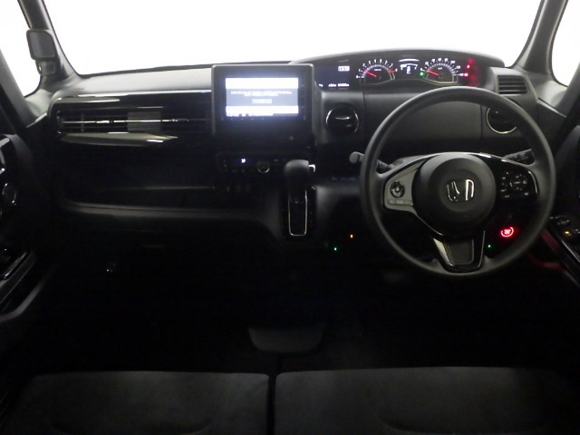 ドライバーを包み込むように、ディスプレーやスイッチ、コンソールを配置。座った瞬間から運転への期待が！空間そのものの心地よさにこだわっています。