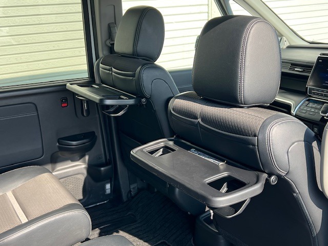 運転席と助手席の後ろには車内で飲食の際にとっても便利なシートバックテーブルがついています。