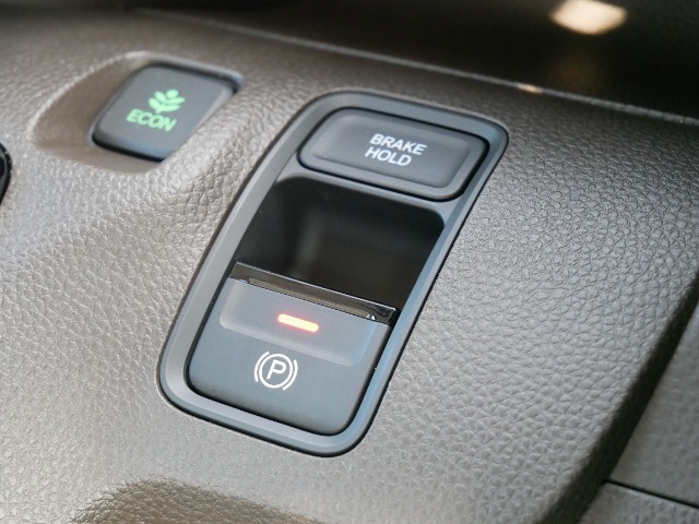 【電子制御パーキングブレーキ】スイッチ操作でパーキングブレーキをオン/オフ。発進時、運転席のシートベルトが着用されている時アクセルを踏めば自動的に解除されます。